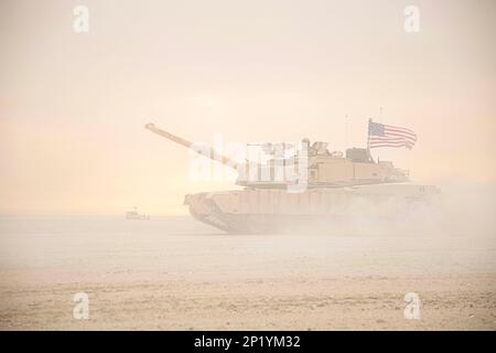 Camp Buehring, Kuwait. 23. Februar 2023. Eine M1A2-Panzercrew von Abrams, dem 2-116. Combined Arms Bataillon zugeteilt, bewegt sich während der Übung Al Tahreer als Teil eines Konvois in Camp Buehring, Kuwait, 20. Februar 2023. Al Tahreer war eine trilaterale Übung mit mehreren Bereichen, als Land- und Luftwaffe zusammenarbeiteten, um Ziele mit Feldartillerie, Luftangriffen und Bodenunterstützung zu neutralisieren. Die Fähigkeit der Koalition, wie Al Tahreer eine kombinierte Feuerübung mit Waffen effektiv durchzuführen, ist ein Beleg für die Führungsstärke und Professionalität der beteiligten Mitglieder. (Kreditbild: © USA Armee/Z Stockfoto
