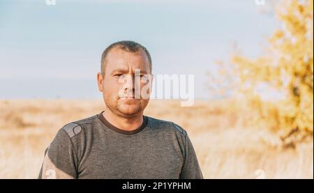 Freundlicher, unrasierter Erwachsener, Porträt im Freien Stockfoto