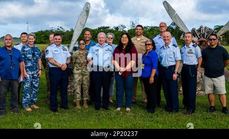 Mitglieder des multilateralen Townhall Tour Teams posieren für ein Gruppenfoto mit Mitgliedern der Rota Community auf Rota, Nördliche Marianen, 7. Februar 2023. Drei Sportdirektoren der Japan Air Self-Defense Force, der Royal Australian Air Force und der USA Die Luftwaffe besuchte die Inseln Saipan, Tinian und Rota, um mit Gemeindeführern über lokale Bedürfnisse und Anliegen zu sprechen, und betonte dabei das Ziel, Partnerschaften aufzubauen, bevor Cope North 23 umgesetzt wird. Stockfoto