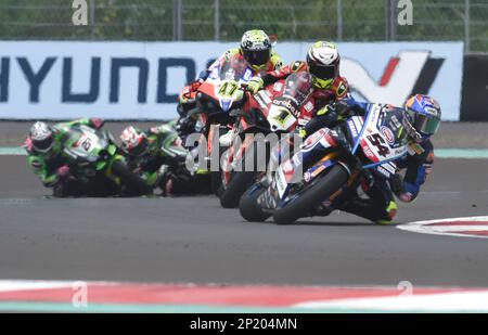 Mandalika, Mandalika der Provinz West Nusa Tenggara in Indonesien. 4. März 2023. Riders Race 1 of WorldSBK 2023 Indonesian Round at Mandalika Circuit, Mandalika aus der Provinz West Nusa Tenggara in Indonesien, 4. März 2023. Kredit: Zulkarnain/Xinhua/Alamy Live News Stockfoto