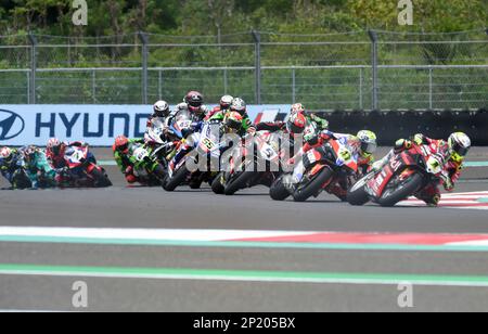 Mandalika, Mandalika der Provinz West Nusa Tenggara in Indonesien. 4. März 2023. Riders Race 1 of WorldSBK 2023 Indonesian Round at Mandalika Circuit, Mandalika aus der Provinz West Nusa Tenggara in Indonesien, 4. März 2023. Kredit: Zulkarnain/Xinhua/Alamy Live News Stockfoto