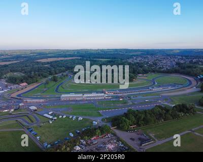 Luftdrohne. Brands Hatch Circuit in Kent von oben an einem sonnigen Tag. Stockfoto