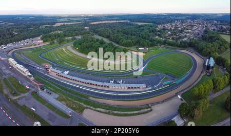 Luftdrohne. Brands Hatch Circuit in Kent von oben an einem sonnigen Tag. Stockfoto