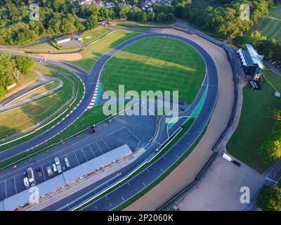 Luftdrohne. Brands Hatch Circuit in Kent von oben an einem sonnigen Tag. Stockfoto