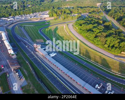 Luftdrohne. Brands Hatch Circuit in Kent von oben an einem sonnigen Tag. Stockfoto