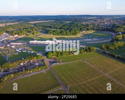 Luftdrohne. Brands Hatch Circuit in Kent von oben an einem sonnigen Tag. Stockfoto