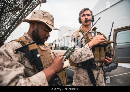 BAHRAIN (25. Januar 2023) – USA Marines, die der Naval Amphibious Task Force 51/5. Marine Expeditionary Brigade zugeteilt wurden, fordern während der letzten Übung von Neon Defender 23 in Bahrain am 25. Januar eine enge Luftunterstützung. Neon Defender ist eine jährliche bilaterale Schulungsveranstaltung zwischen den USA Marinestreitkräfte Zentralkommando und Bahrain. Die Übung konzentriert sich auf die maritime Sicherheit, die Installationsabwehr, den Marinebau, die medizinische Reaktion sowie Such- und Rettungstraining. Stockfoto