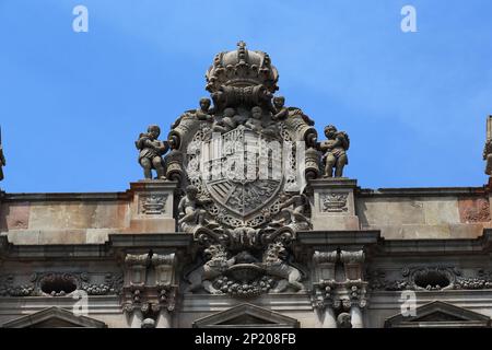 BARCELONA, SPANIEN - 17. MAI 2017: Dies ist ein architektonisches Fragment an der Fassade eines der Häuser mit einem skulpturellen und Bas-Relief-Bild des CO Stockfoto