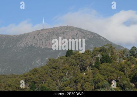 Mount Wellington, umhüllt von Wolken auf dem Gipfel, blickt auf die Stadt Hobart Stockfoto