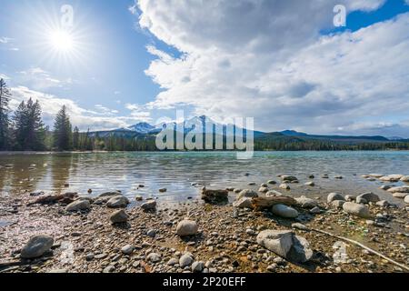 Lake Annette See Ufer Strand, Pyramide Berg Reflexion auf dem See. Jasper National Park atemberaubende Naturlandschaft im Sommer. Landschaft von Cana Stockfoto