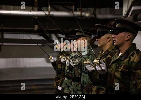 Marines bei der Marine Baracke Washington üben die Ausführung von "Eyes right". Während der Ceremonial Drill School in Marine Barracks Washington, D.C., 18. Januar 2023. Während des 3-wöchigen Kurses verbringen die Marines unzählige Stunden damit, die Bohrbewegungen zu perfektionieren, um sicherzustellen, dass jeder Dienstag Sunset Parade und Freitagabend Parade einwandfrei verläuft. Stockfoto