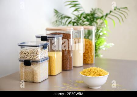 Behälter zur Lagerung von Schüttgütern in der Küche. Das Hauptaugenmerk liegt auf Pasta. Stockfoto