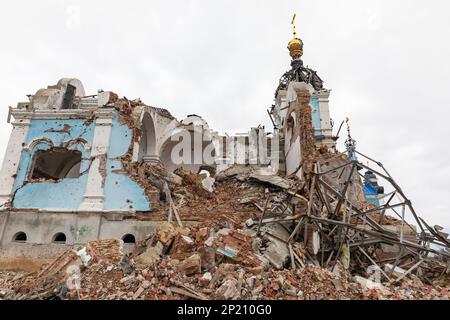 Narben des Krieges. Die tragischen Nachwirkungen von Gewalt und Aggression, während eine Kirche in Ruinen der Schrecken des Krieges in Bogorodichne Donetsk reg. Steht, einem Opfer der russischen Militäraktion gegen die Ukraine. Stockfoto