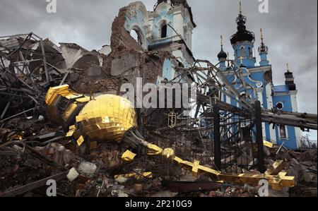 Narben des Krieges. Die tragischen Nachwirkungen von Gewalt und Aggression, während eine Kirche in Ruinen der Schrecken des Krieges in Bogorodichne Donetsk reg. Steht, einem Opfer der russischen Militäraktion gegen die Ukraine. Stockfoto
