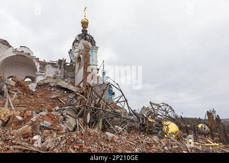 Narben des Krieges. Die tragischen Nachwirkungen von Gewalt und Aggression, während eine Kirche in Ruinen der Schrecken des Krieges in Bogorodichne Donetsk reg. Steht, einem Opfer der russischen Militäraktion gegen die Ukraine. Stockfoto