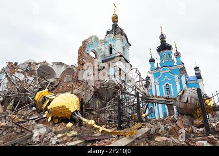 Narben des Krieges. Die tragischen Nachwirkungen von Gewalt und Aggression, während eine Kirche in Ruinen der Schrecken des Krieges in Bogorodichne Donetsk reg. Steht, einem Opfer der russischen Militäraktion gegen die Ukraine. Stockfoto