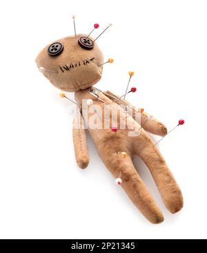 Voodoo-Puppe mit isolierten Nadeln auf Weiß Stockfoto