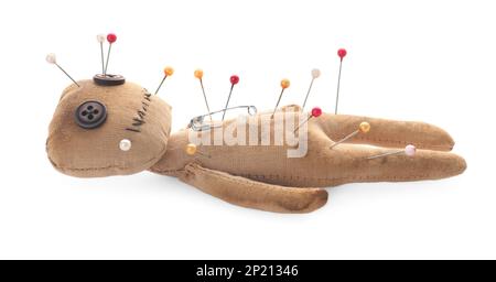 Voodoo-Puppe mit isolierten Nadeln auf Weiß Stockfoto