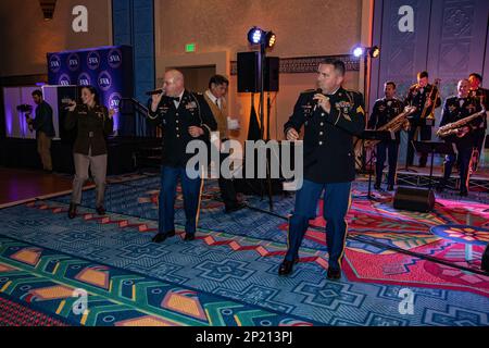 „The Regulations“, eine Sektion der 3. Infantry Division Band, tritt auf einem Ball für die Student Veterans of America National Conference 2023 in Disney's Coronado Springs in Orlando, Florida auf. Diese Veranstaltung schließt die 3-tägige SVA-Konferenz ab, an der Mitglieder der SVA aus den USA teilnahmen Stockfoto