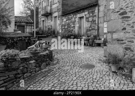 Idanha-a-Velha, Portugal - 26. Dezember 2022: Typische Straße im historischen Dorf Idanha-a-Velha. Portugal. Stockfoto