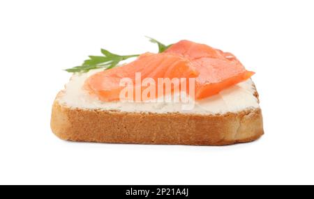 Köstliches Sandwich mit Frischkäse, Lachs und Petersilie isoliert auf Weiß Stockfoto