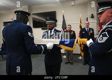 Mitglieder der 175. Wing Honor Guard ziehen sich der 1-Sterne-Flagge der USA in den Ruhestand Luftwaffenbrücke. General Edward Jones, stellvertretender Adjutant General-Air, Maryland National Guard, während seiner Ruhestandszeremonie am 11. Februar 2023 an der Warfield Air National Guard Base am Martin State Airport, Middle River, Maryland. Jones absolvierte 9 Einsätze und mehr als 3.600 Flugstunden im A-10C Thunderbird II während seiner Militärkarriere. Stockfoto