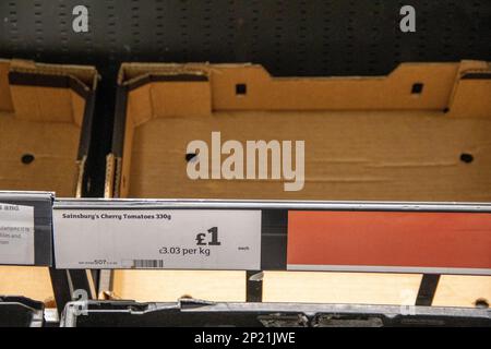 London, Großbritannien - 3. März 2023: Leere Regale für frische Tomaten und Pfeffer in einem Sainsbury's Supermarkt. Supermärkte in Großbritannien leiden unter Problemen mit der Lieferkette. Die Regierung sagt, dass die Engpässe, die voraussichtlich mehrere Wochen andauern werden, "hauptsächlich durch schlechtes Wetter in Spanien und Nordafrika, wo sie produziert werden, verursacht wurden". Doch manche geben dem Brexit die Schuld. Kredit: Sinai Noor / Alamy Live News Stockfoto