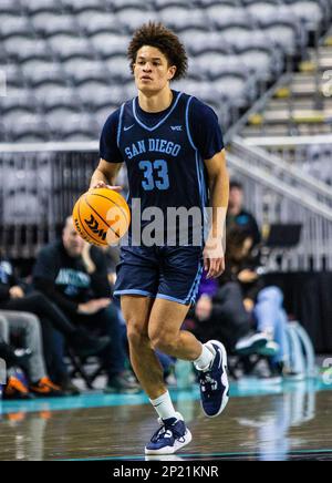 März 02 2023 Las Vegas, NV, USA San Diego Guard Deven Dahlke (33) bringt den Ball auf den Platz während des ersten Spiels der NCAA Männer Basketball West Coast Conference zwischen San Diego Toreros und den Portland Pilots. Portland schlägt San Diego 92-74 in der Orleans Arena Las Vegas, NV. Thurman James/CSM Stockfoto