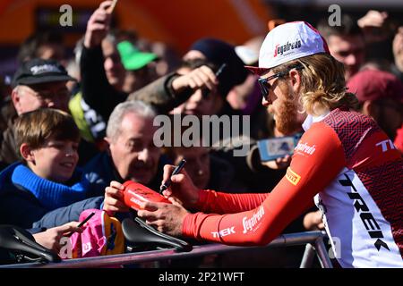 US Quinn Simmons von Trek-Segafredo zu Beginn der Herrenelite des eintägigen Radrennens „Strade Bianche“ (184km) von und nach Siena, Italien, Samstag, den 04. März 2023. BELGA FOTO DIRK WAEM Stockfoto