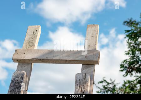 Eine alte Holztreppe mit blauem Himmel im Hintergrund. Um den Gipfel zu erreichen. Stockfoto