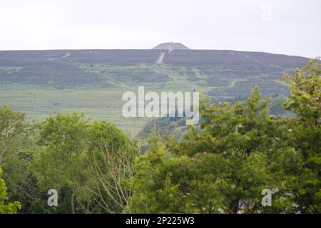 Queen Maeves Cairn in Knocknarea vom Megalithic Cemetery County Sligo EIRE aus gesehen Stockfoto