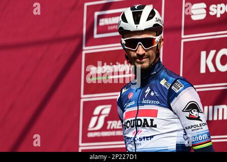 Französisch-Julian Alaphilippe von Soudal Quick-Step zu Beginn des eintägigen Radrennen „Strade Bianche“ (184km) von und nach Siena, Italien, Samstag, den 04. März 2023. BELGA FOTO DIRK WAEM Stockfoto