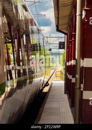 Arvika, Schweden - Juni 2021: Bahnhof in Arvika, Skandinavien. Nordeuropa. Stockfoto