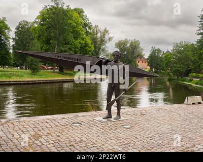 Nykoping, Schweden-Juli 2021: Statue von Gert Fredriksson. Er war ein schwedischer Sprint-Kanufahrer. Gert gewann sechs olympische Goldmedaillen im Kanusport von 1948 bis 1 Stockfoto