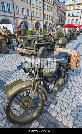 BSA M20 Britisches Motorrad, Jeep ausgestellt, Nachspieler, vor der Nachstellung der Schlacht von WW2, Rathausplatz in Jelenia Gora, Niederschlesien, Polen Stockfoto