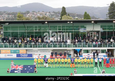 Hobart, Australien. 04. März 2023. Australia National Field Hockey-Mannschaft der Herren stellt sich während des 2022/23 stattfindenden Spiels der International Hockey Federation (FIH) Men's Pro-League zwischen Spanien und Australien im Tasmanian Hockey Centre zusammen. Endstand Spanien 3:1 Australien. Kredit: SOPA Images Limited/Alamy Live News Stockfoto