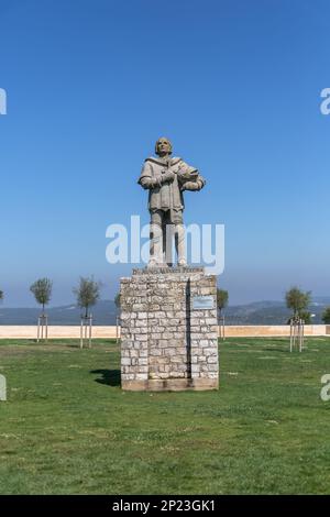 Ourém Santarém Portugal - 08 09 2022: Blick auf die Skulptur D. Nuno Álvares Pereira, Werk des Bildhauers Fernando Marques, im Inneren des Ourém mediev Stockfoto