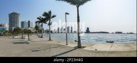 Luanda Angola - 09 17 2022: Panoramablick auf die Luanda Bucht und Luanda marginal, Fußgängerweg mit tropischen Palmen, Downtown Lifestyle, Taxi Stockfoto