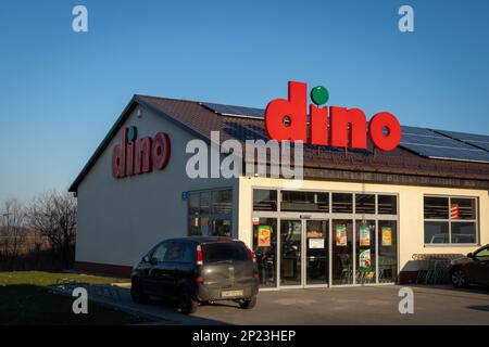 Tyniec Maly, Polen - 9. Februar 2023: Eingang Dino Food Store mit rotem Firmenlogo. Stockfoto