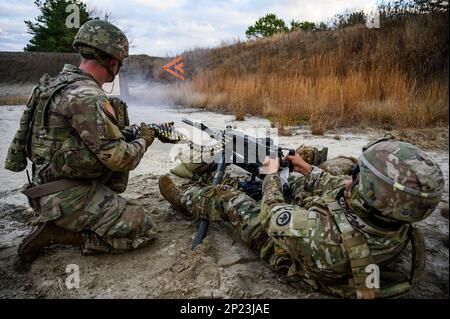 USA Soldaten der Nationalgarde mit New Jerseys B-Truppe, 1. Geschwader, 102. Kavallerie-Regiment feuert das m2. Maschinengewehr auf die Fort Dix Ranges auf der Joint Base McGuire-Dix-Lakehurst, New Jersey, 6. Januar 2023. Die Soldaten schossen auf der Nullstrecke, um sich auf den Maschinengewehrstand vorzubereiten. Stockfoto