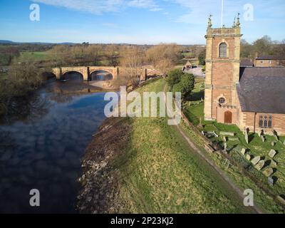 Alte Brücke über den Fluss Dee und Kirche in Bangor-is-y-Coed in Wales Stockfoto