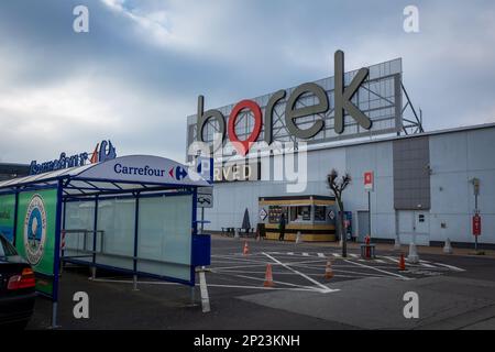 Breslau, Polen - 9. Februar 2023: Einkaufszentrum Borek mit reserviertem Shop-Logo an der Wand. Parkplatz vor dem Gebäude. Stockfoto