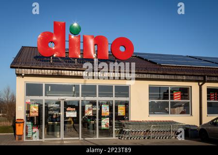 Tyniec Maly, Polen - 9. Februar 2023: Eingang Dino Food Store mit rotem Firmenlogo. Stockfoto