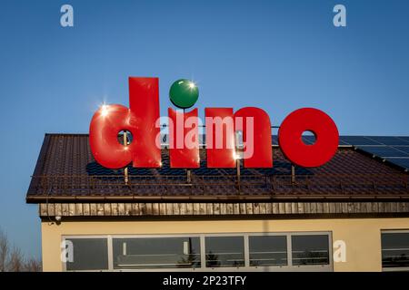 Tyniec Maly, Polen - 9. Februar 2023: Eingang Dino Food Store mit rotem Firmenlogo. Stockfoto