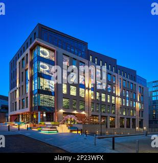 Blick von außen in der Dämmerung auf die One Strawberry Lane, Newcastle upon Tyne, mit dem Gebäude beleuchtet innen und externen Flutlichtern Stockfoto