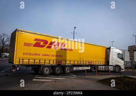 Breslau, Polen - 26. Februar 2023: Orange Truck der DHL-Lieferfirma. Stockfoto