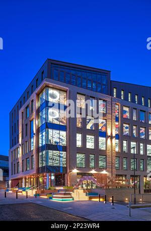 Blick von außen in der Dämmerung auf die One Strawberry Lane, Newcastle upon Tyne, mit dem Gebäude beleuchtet innen und externen Flutlichtern Stockfoto