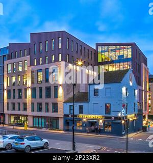 Blick von außen in der Dämmerung auf die One Strawberry Lane, Newcastle upon Tyne, mit dem Gebäude beleuchtet innen und externen Flutlichtern Stockfoto