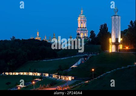 Spivoche Pole Park bei Nacht in Kiew Ukraine Stockfoto