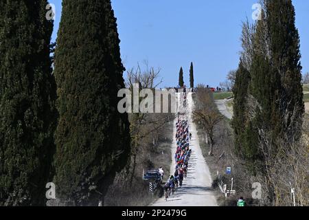 Das Reiterpaket, das während des eintägigen Radrennens „Strade Bianche“ (184km) von und nach Siena, Italien, am Samstag, den 04. März 2023 in Aktion gezeigt wurde. BELGA FOTO DIRK WAEM Stockfoto